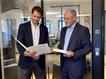 OB und Herr Wurm Uebergabe