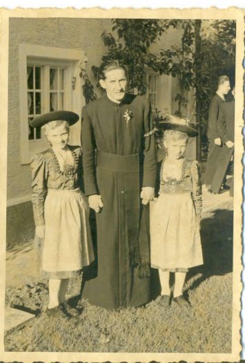 alteAufnahmemitPfarrer