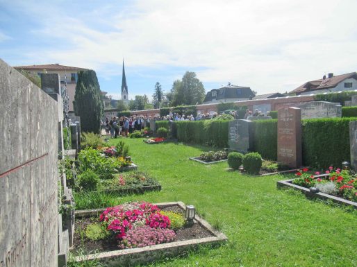 kl-Blick auf Grab und Kirche