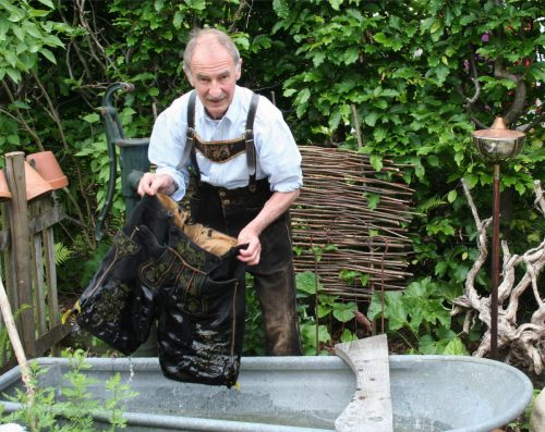 1 kl. Greiner Herbert beim Lederhosenwaschen