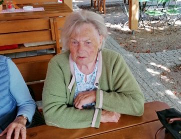 1Maria beim Cafe Pauli. kl