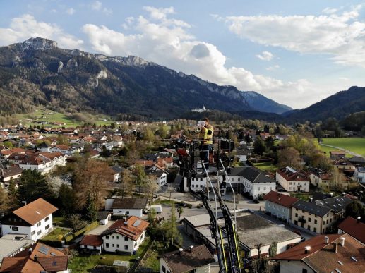 Aschauer-Feuerwehr-Staendchen-auf-Drehleiter