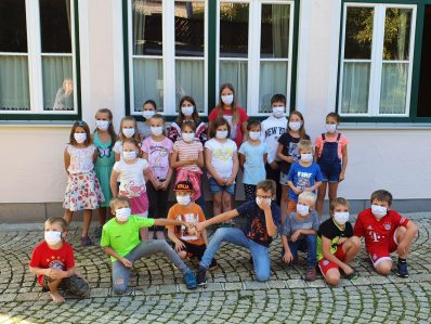 Kindergruppe vorm Probraum mit Maske