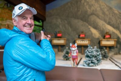 ©Freizeitpark Ruhpolding, Fritz Fischer testet Biathlonspiel mit Begeist...