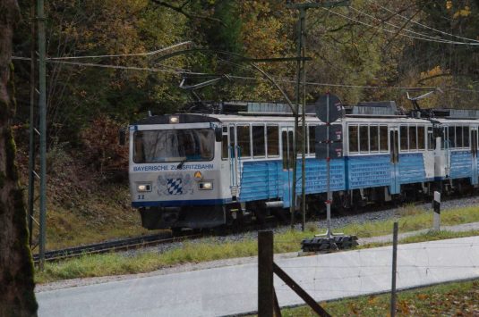Farbenprächtiger Oktobertag unter der Zugspitze