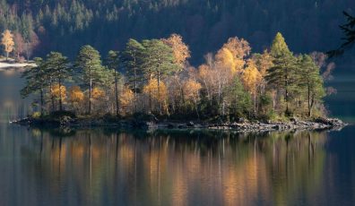 Farbenprächtiger Oktobertag unter der Zugspitze