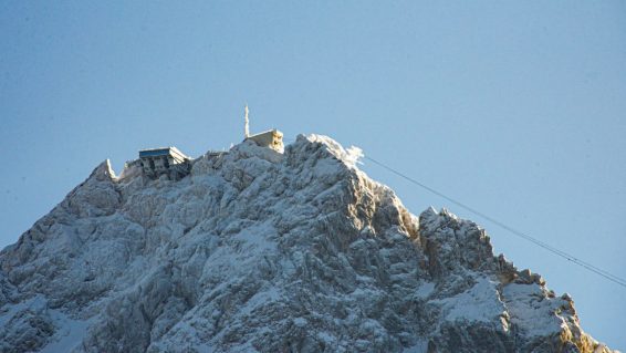Farbenprächtiger Oktobertag unter der Zugspitze