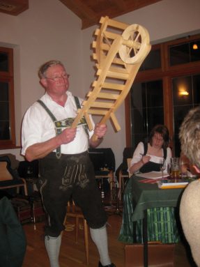 1Holzerner Schubkarren