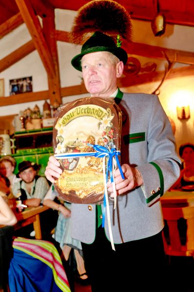 Peter Eicher mit Gauwappen