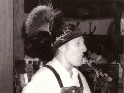 Werner Fütterer mit Mundharmonika kl