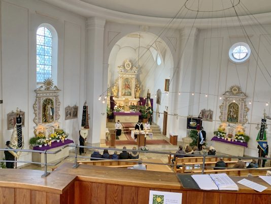 Gottesdienst mit Ortsvereins-Fahnen