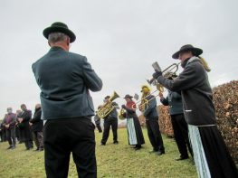 Wildenwarter Bläser im Friedhof