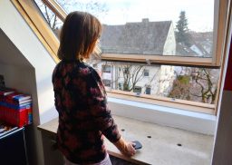 Einsame Frau in München, Deutschland