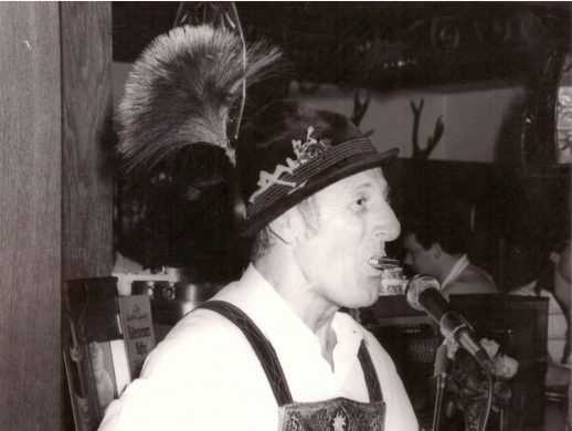 kl-Werner Fütterer mit Mundharmonika kl