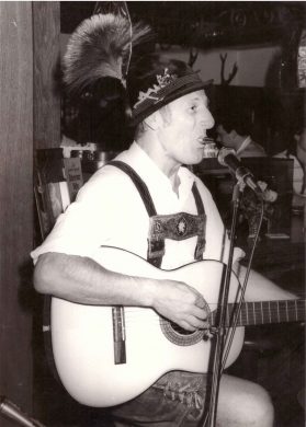 kl-Werner Fütterer mit Mundharmonika und Gitarre