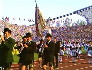 Olympia 1972 in München _ Die Eröffnungsfeier_ (Ausmarsch Blaskapelle Ruhpolding und Trachtendirndln mit der Olympischen Fahne)