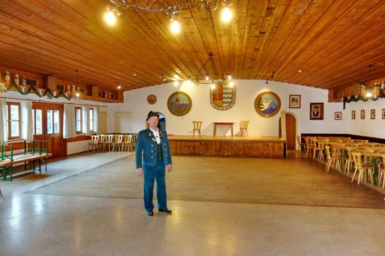 kl-Vorstand im leeren Trachtenheim