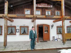 kl-Vorstand vor Trachtenheim