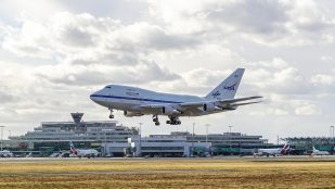 sofia-in-koeln-landung-vor-flughafengebaeude