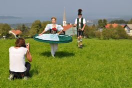 1DrehenmitKircheundChiemsee - von Georg Leidel