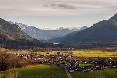 Blick ins Gebirge mit Schnee