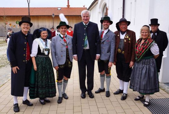 Deutscher_Trachtentag_2016_mit_Seehofer_k