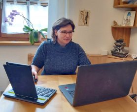 Eva-Maria Gruber im Heim-Unterricht