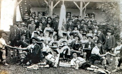 Gruppenaufnahme alt - Fahnenweihe