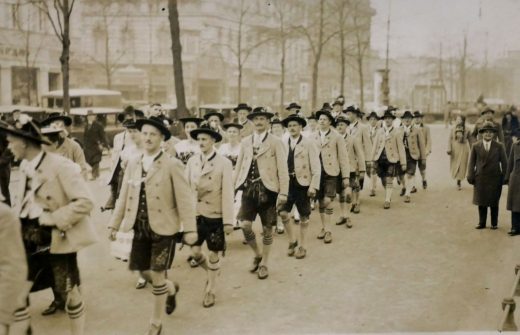 Trachtenumzug um 1920