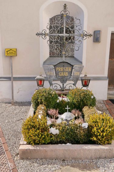 kl-1Elbach-Priestergrab