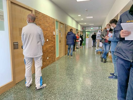 1Anstellen und Warten