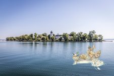 Chiemsee-Anterl mit Fischer vor Fraueninsel-Chiemsee-Alpenland Tourismus Huber Wast