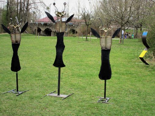 Drei Engel von Werner Pink und abstrakte Stele von Reiner Schoeniger