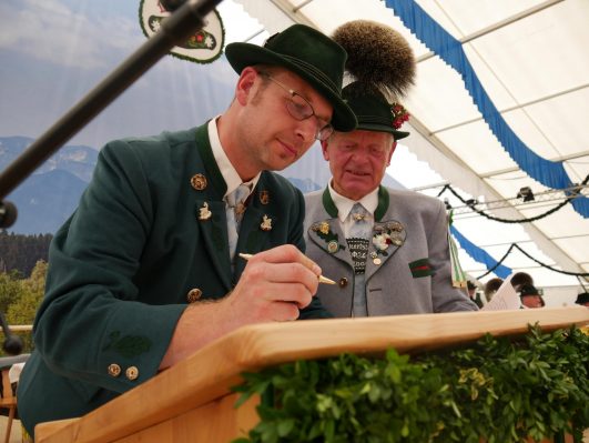 Martin Heigermoser, Peter Eicher bei der Unterschrift der Gaufestvereinbarung in Prutting