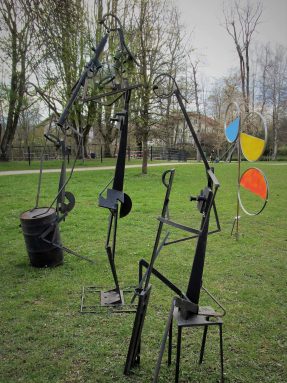 Musikgruppe von Werner Pink vor der Farbinstallation von Reiner Schoeniger