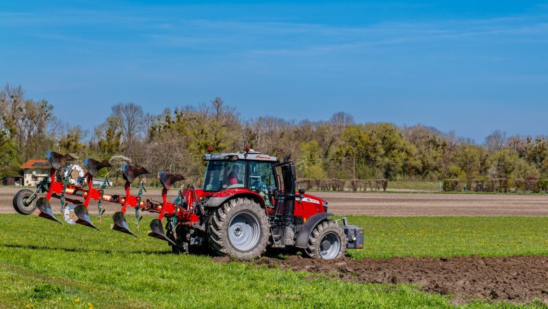 Pfluegen-im-Fruehjahr-1270156