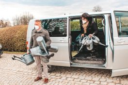 Tobias Beck und Rosi Hell beim Ausladen