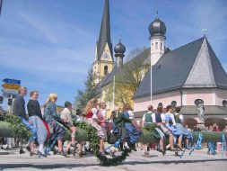kl-01-2Maibaum-Prien-Kirche-quer