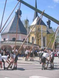 kl-01-3Maibaum-Prien-Kirche-hoch