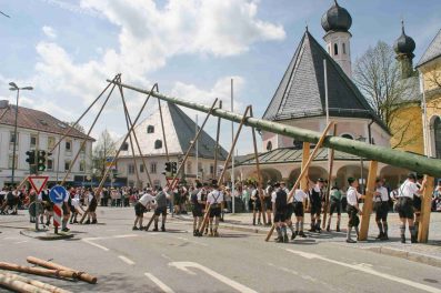 kl-01-3Maibaum-Prien-Kirche-quer