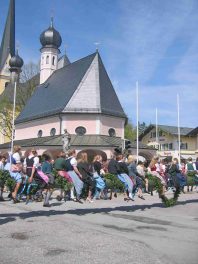 kl-01-Maibaum-Prien-Kirche-hoch