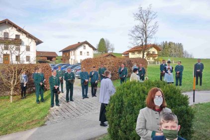 kl-1Segnung vor der Kirche
