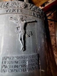 kl-kl-Freyberg-Glocke, Kreuz und Guss-Inschrift