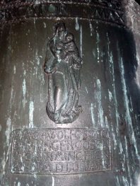 kl-kl-Freyberg-Glocke, Muttergottes mit Guss-Inschrift