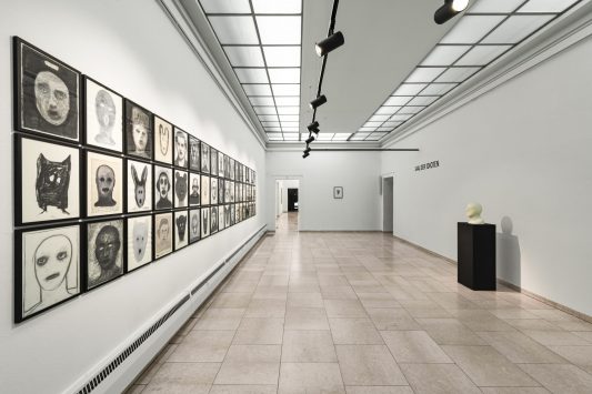 Blick in die Ausstellung Herbert Nauderer Staedtische Galerie Rosenheim Saal der Idioten 1 2021 Foto Patrik Graf