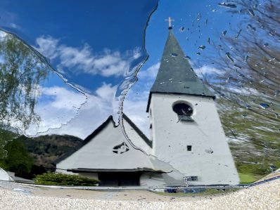 Evangelische Aschauer Kirche auf Motorhaube_Foto H. Reiter