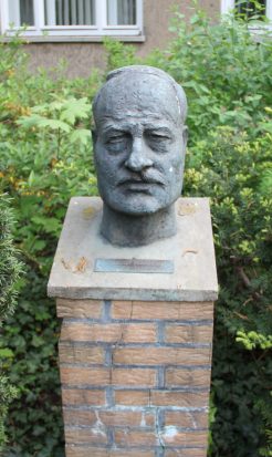 Haushofer_Gedenkstele_Kurzebracker_Weg_40_(Heilg)_Albrecht_Haushofer