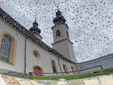 Kath. Aschauer Pfarrkirche auf Motorhaube_Foto H. Reiter