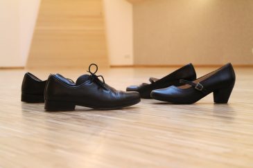 Tanzschuhe im Weiss-blau in der Volksmusikakademie in Bayern - Foto von Roland Pongratz - IMG_9132
