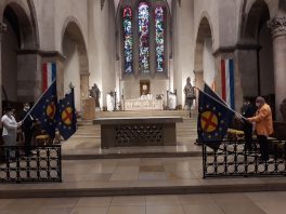 20210619_173528 HK Kirchenraum mit Fahnen